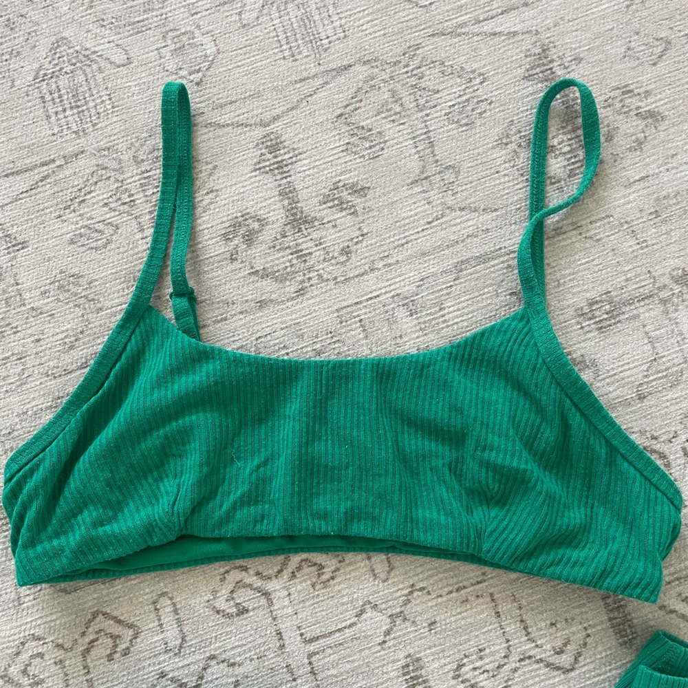 Alo legging and bra set - Picture 3 of 6